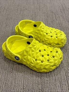 CROCS Kids' Textured Geometric Clog - Bright Yellow